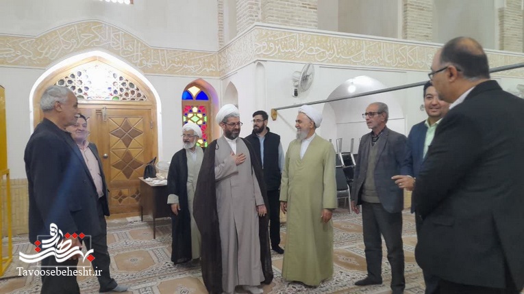 غبارروبی نمادین در مسجد تاریخی امام حسین(ع) بازار آران و بیدگل