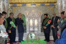 غبارروبی و عطرافشانی ضریح مطهر امامزاده بی بی زینب (س) یزدل+گزارش تصویری