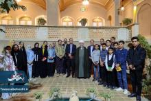 خوش و بش در سرای چراغان