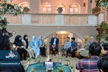 خوش و بش در سرای چراغان