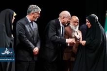  اعطای نشان ملی طوبی و تقدیر از خانواده شهید روح الله گیاهدوست آرانی به عنوان خانواده الگو در دومین اجلاسیه بین المللی خانواده، آینده و پیوندهای پایدار