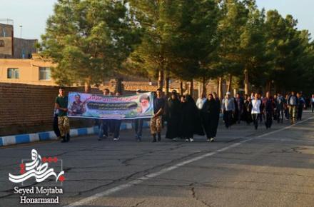 برگزاری همایش پیاده روی خانوادگی به مناسبت هفته ارتش جمهوری اسلامی ایران