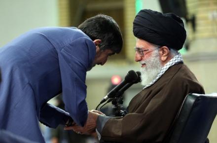 مداحی حاج اسماعيل اخباری در محضر رهبری