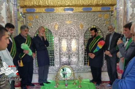غبارروبی و عطرافشانی ضریح مطهر امامزاده بی بی زینب (س) یزدل+گزارش تصویری