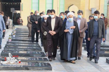 گل افشانی گلزار شهدا همزمان با ۴ دی، روز حماسه و ایثار شهرستان آران و بیدگل +گزارش تصویری