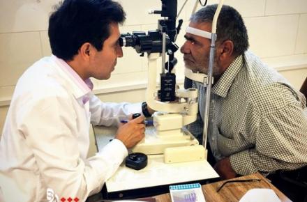 حضور پزشک فوق تخصص چشم پزشکی و ویزیت بیماران