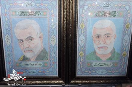 رونمایی از دو تمثال نقاشی سردار سلیمانی و ابومهدی المهندس با 20 هزار گلواژه صلوات+گزارش تصویری