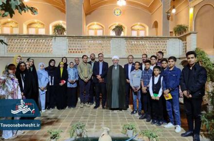 خوش و بش در سرای چراغان