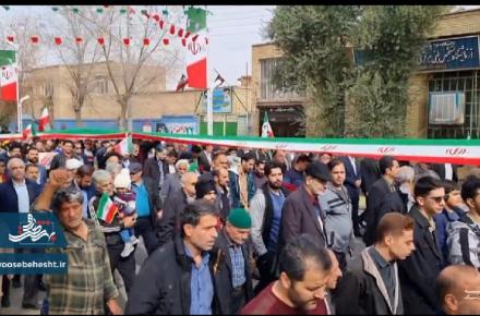 ثبت لحظات راهپیمایی لشکر سلیمانی از قابِ دوربینِ خبرنگار نوجوان 