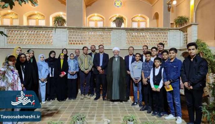 خوش و بش در سرای چراغان