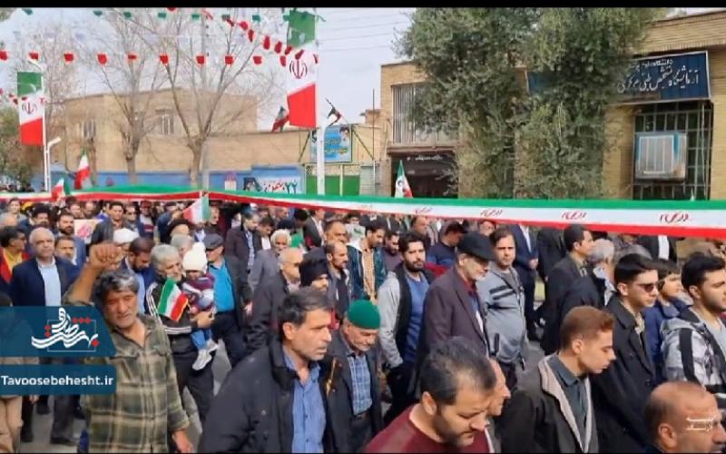 ثبت لحظات راهپیمایی لشکر سلیمانی از قابِ دوربینِ خبرنگار نوجوان 