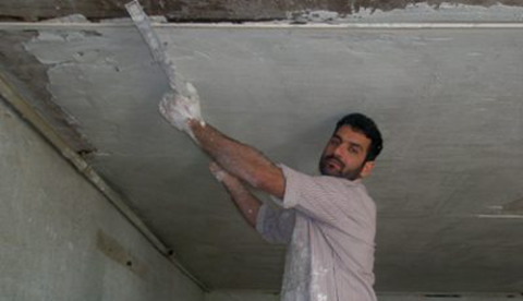 حافظ كل قرآنی كه گچ كاری می كند