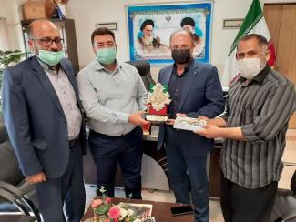 تجلیل از ریاست اداره فرهنگ و ارشاد اسلامی شهرستان آران و بیدگل به پاس انجام برنامه های فرهنگی هنری و ارزشی