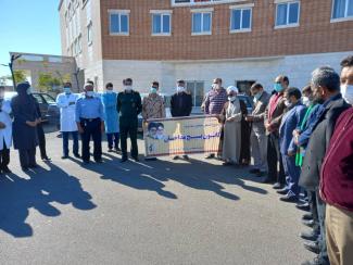 تقدیر از پرستاران مراکز درمانی آران و بیدگل با اهدای شاخه های گُل