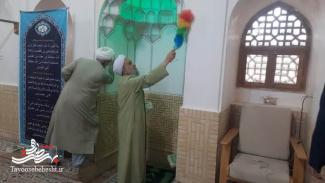 غبارروبی نمادین در مسجد تاریخی امام حسین(ع) بازار آران و بیدگل
