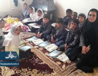 معلمی که کلاس درس را به منزل دانش‌آموزش بُرد