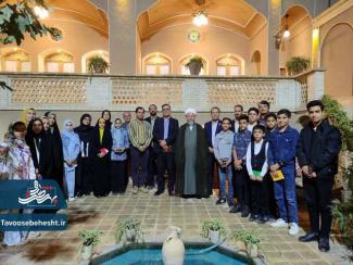 خوش و بش در سرای چراغان